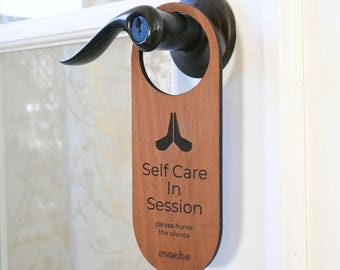 Self Care In Session Türschild: Sichtschutzschild aus Birken- oder Walnussholz