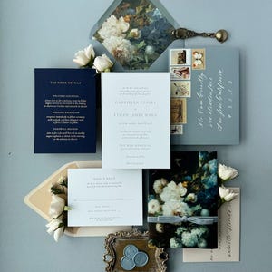 Muestra de invitación de boda impresa en azul, elegante papel hecho a mano con estampado dorado, invitación formal semi personalizada