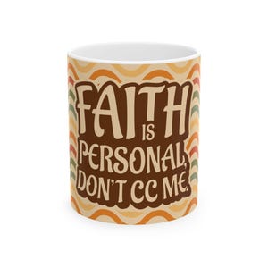 Könnte beinhalten: Weiße Keramik-Kaffeetasse mit dem Text "FAITH IS PERSONAL DON'T CC ME" in brauner Schrift im Retro-Stil. Die Tasse hat ein sich wiederholendes Muster aus orangefarbenen, gelben und grünen Wellenlinien.