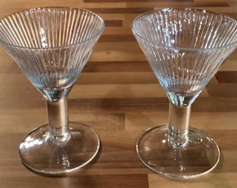Copas de martini Crate and Barrel, modelo Rain Glass, con textura acanalada y tallo grueso (juego de 2)