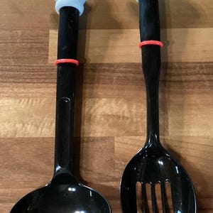 Juego de 2 cucharas de utensilios de cocina con forma de mano de Mickey Mouse con guantes blancos de Disney