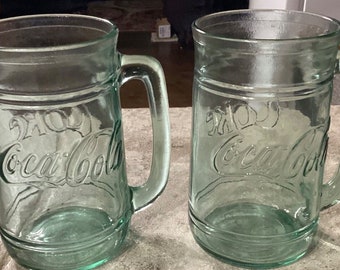 2 tazze Stein in vetro verde Coca Cola Coke con manico - 16 Once