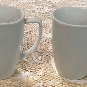 Conjunto de 2 xícaras de café brancas de cerâmica antiga