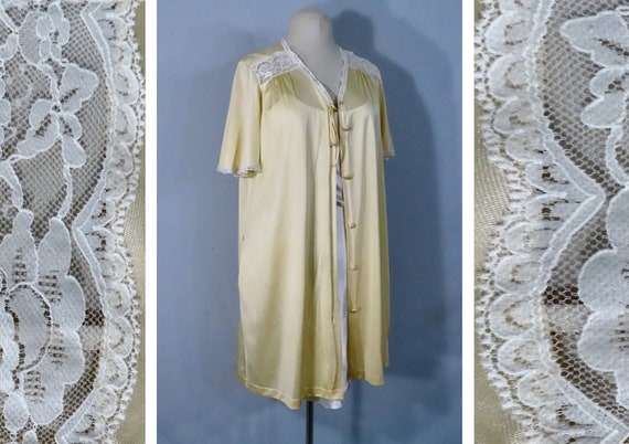 Vintage Cream Robe with Lace Nightwear 1980s Loun… - image 1