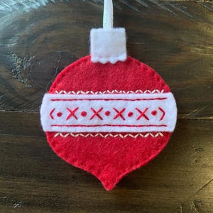 Kleiner handbestickter Weihnachtsschmuck aus Filz