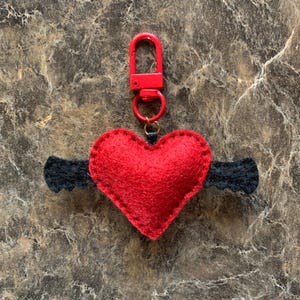 Bat wing heart keychains, bag charms Rood