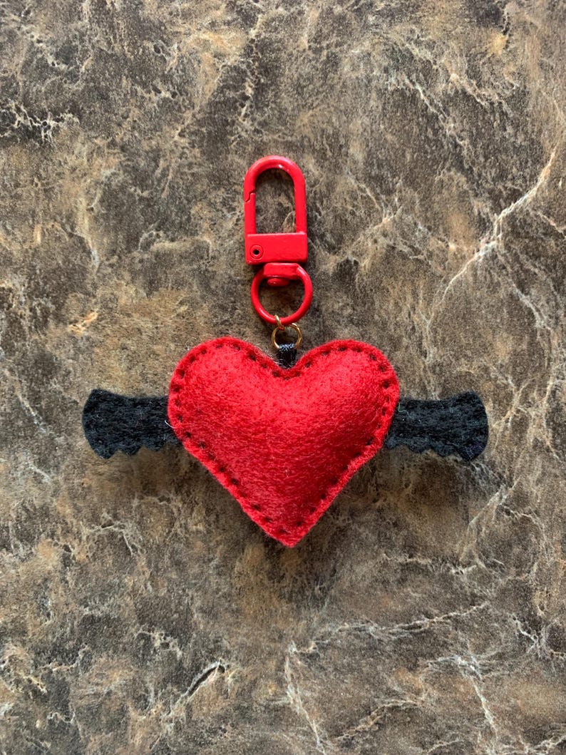 Bat wing heart keychains, bag charms Rood