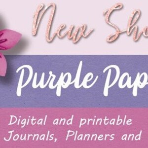 Op de afbeelding: Een roze en paarse aankondiging voor een digitale papierwinkel met een roze origami-bloem. De tekst luidt "Nieuwe winkel! Paars papier Digitaal en printbaar Bullet Journals, Planners en meer".
