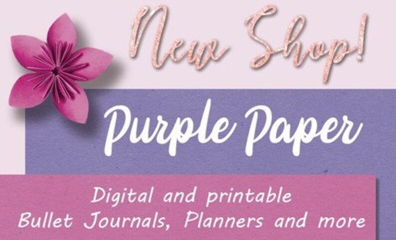 Op de afbeelding: Een roze en paarse aankondiging voor een digitale papierwinkel met een roze origami-bloem. De tekst luidt "Nieuwe winkel! Paars papier Digitaal en printbaar Bullet Journals, Planners en meer".