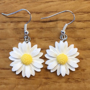 Pretty daisy flower earrings