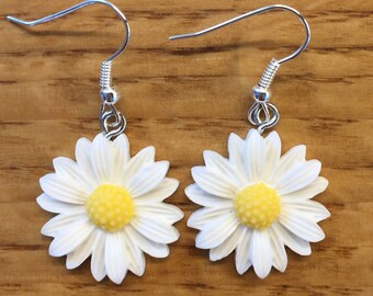 Blue & White Daisy Flower Acrylic Clip On Earrings Retro Blogger UK Quirky Fun Blue & White Daisy Flower Acrylic Clip On Earrings Retro Blogger UK Quirky Fun