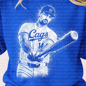 Op de afbeelding: Koningsblauw sweatshirt met een honkbalspeler afbeelding en de tekst "Cags 14". Het ontwerp is in wit- en blauwtinten. Het sweatshirt heeft ook de tekst "PNG (Halftone-for dark tees only)".