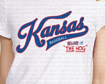 Béisbol de Kansas SVG-PNG-guión de Kansas SVG-png-Cuidado con el cerdo SVG-Vamos Halcones SVG-béisbol universitario SVG-Estadio Hoglund SVG-universidad