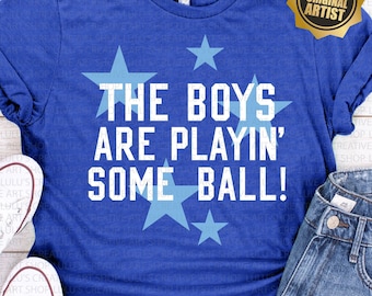 Chicos de Kansas City jugando a la pelota svg-png-Béisbol de Kansas City svg-png-playoffs de Kansas City svg-KC octubre listo-crown town svg-bobby witt jr-salvy svg-chicos de azul