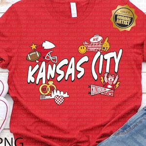 Peut inclure: T-shirt rouge avec un motif graphique "Kansas City" en blanc, ainsi que des icônes liées à la ville, comme un ballon de football et un casque. Comprend un sceau doré indiquant "Original Artist".