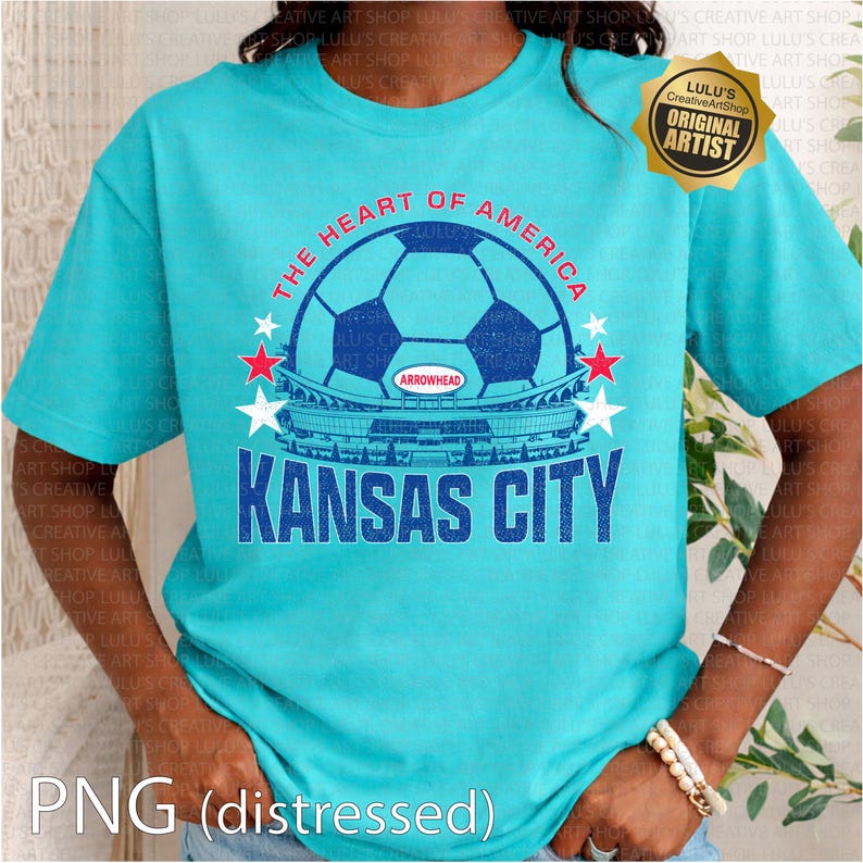 Puede incluir: Camiseta turquesa con un dise&ntilde;o gr&aacute;fico desgastado. El dise&ntilde;o incluye un bal&oacute;n de f&uacute;tbol, las palabras "THE HEART OF AMERICA" y "KANSAS CITY", y el estadio Arrowhead. Cuello redondo, mangas cortas.