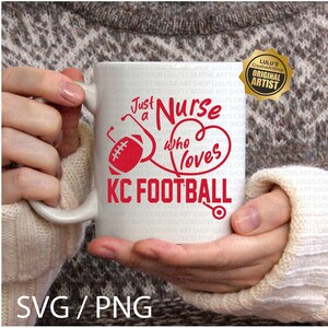 K&ouml;nnte beinhalten: Wei&szlig;e Keramik-Tasse mit dem roten Text "Just a Nurse who loves KC Football". Das Design umfasst einen Football, ein Stethoskop und ein Herz. Die Tasse wird von einer Person gehalten, die einen Pullover tr&auml;gt.