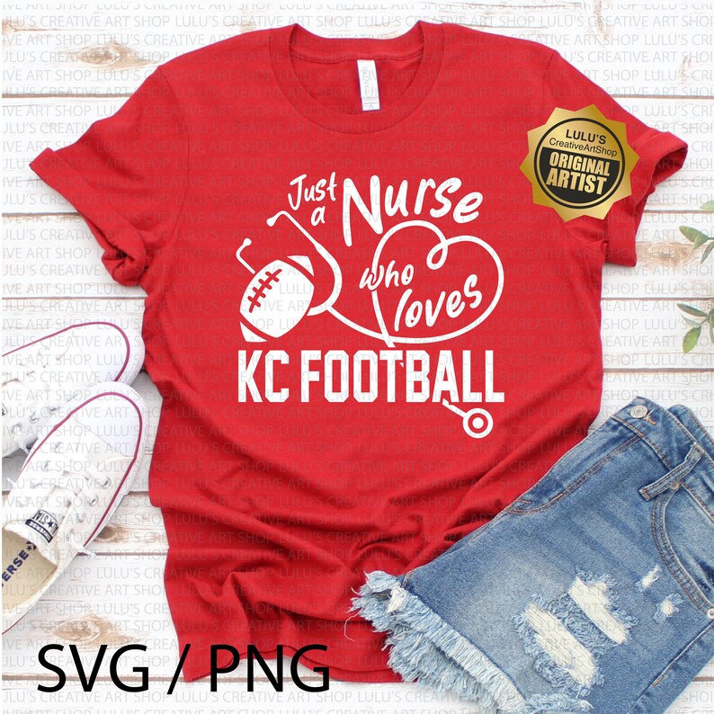 K&ouml;nnte beinhalten: Rotes T-Shirt mit wei&szlig;em Text und Grafiken. Das Design umfasst einen Football, ein Stethoskop und die Worte "Just a Nurse who loves KC FOOTBALL." Das Shirt wird mit Jeansshorts und wei&szlig;en Turnschuhen kombiniert.