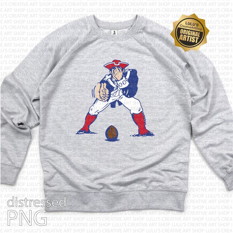 Op de afbeelding: Een lichtgrijs sweatshirt met een verouderde afbeelding van een koloniale soldaat in rood, wit en blauw, die een voetbal vasthoudt. De sweatshirt heeft een ronde hals en lange mouwen. De afbeelding bevat de tekst "distressed PNG".