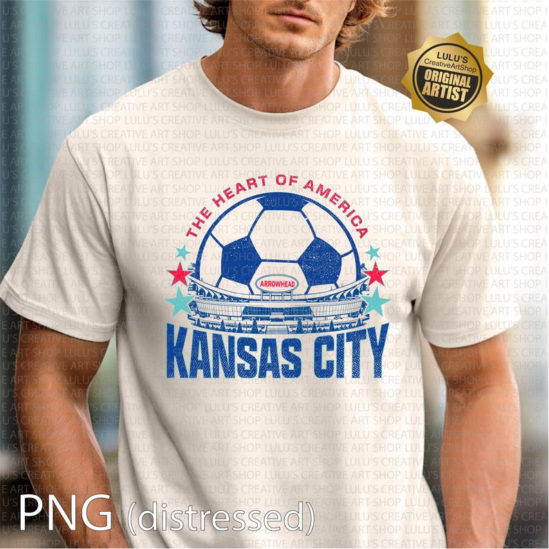 Puede incluir: Camiseta blanca con un dise&ntilde;o de bal&oacute;n de f&uacute;tbol azul, el texto "The Heart of America" y "Kansas City". El dise&ntilde;o incluye un gr&aacute;fico de estadio y estrellas, creando una est&eacute;tica patri&oacute;tica y deportiva.