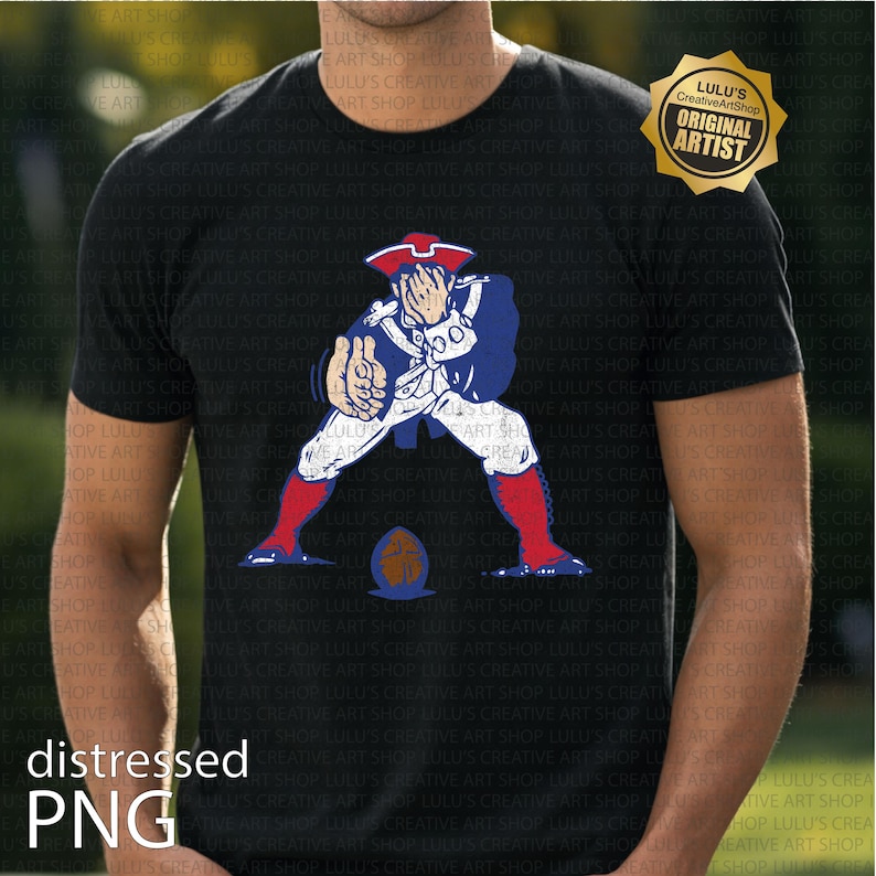Op de afbeelding: Zwart T-shirt met een verweerde afbeelding van een koloniale figuur in blauw, wit en rood, met een voetbal. Het shirt heeft de tekst "distressed PNG" en een gouden "Original Artist" zegel.