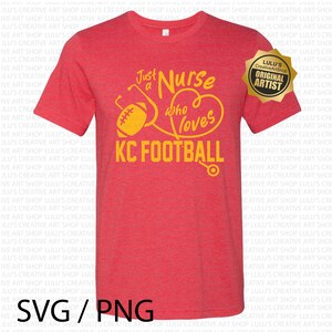 K&ouml;nnte beinhalten: Rotes T-Shirt mit dem gelben Text "Just a Nurse who loves KC FOOTBALL". Das Design umfasst einen Football, ein Stethoskop und ein Herz. Auf dem rechten &Auml;rmel befindet sich ein goldener "Original Artist"-Aufkleber.