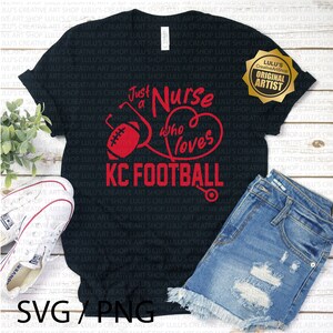 K&ouml;nnte beinhalten: Schwarzes T-Shirt mit dem roten Text "Just a Nurse who loves KC Football". Das Design umfasst einen Football, ein Stethoskop und ein Herz. Das Shirt wird mit Jeansshorts und wei&szlig;en Converse-Sneakern kombiniert.