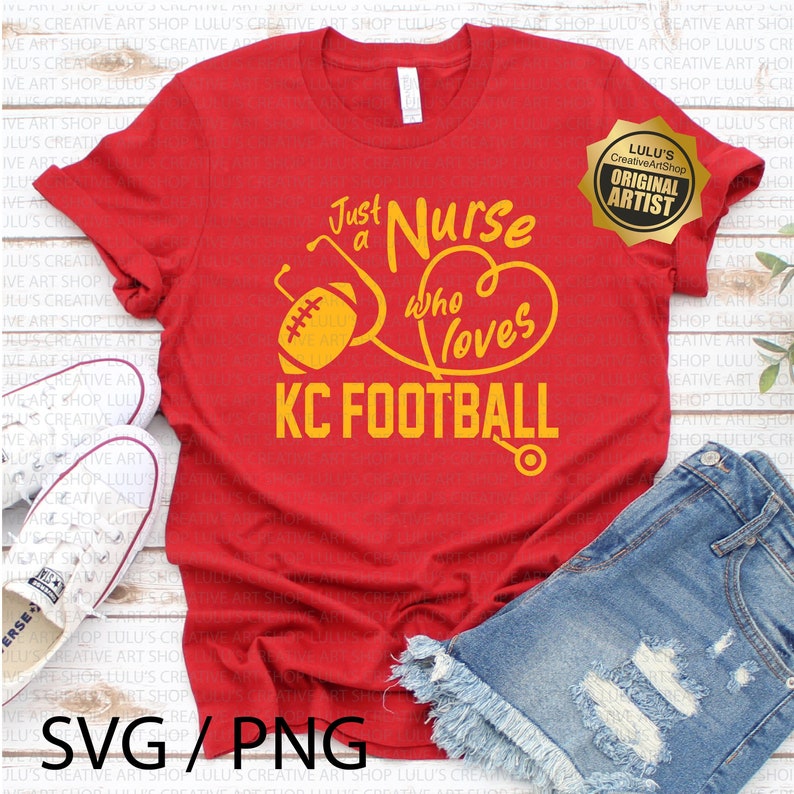 K&ouml;nnte beinhalten: Rotes T-Shirt mit dem gelben Text "Just a Nurse who loves KC FOOTBALL". Das Design beinhaltet einen Football, ein Stethoskop und ein Herz. Das Shirt wird mit Jeansshorts und wei&szlig;en Turnschuhen kombiniert.
