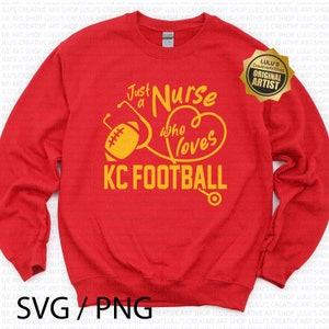 K&ouml;nnte beinhalten: Rotes Sweatshirt mit gelbem Aufdruck "Just a Nurse who loves KC FOOTBALL" mit Football und Stethoskop-Design. Das Sweatshirt hat auch den Text "SVG / PNG" unten.