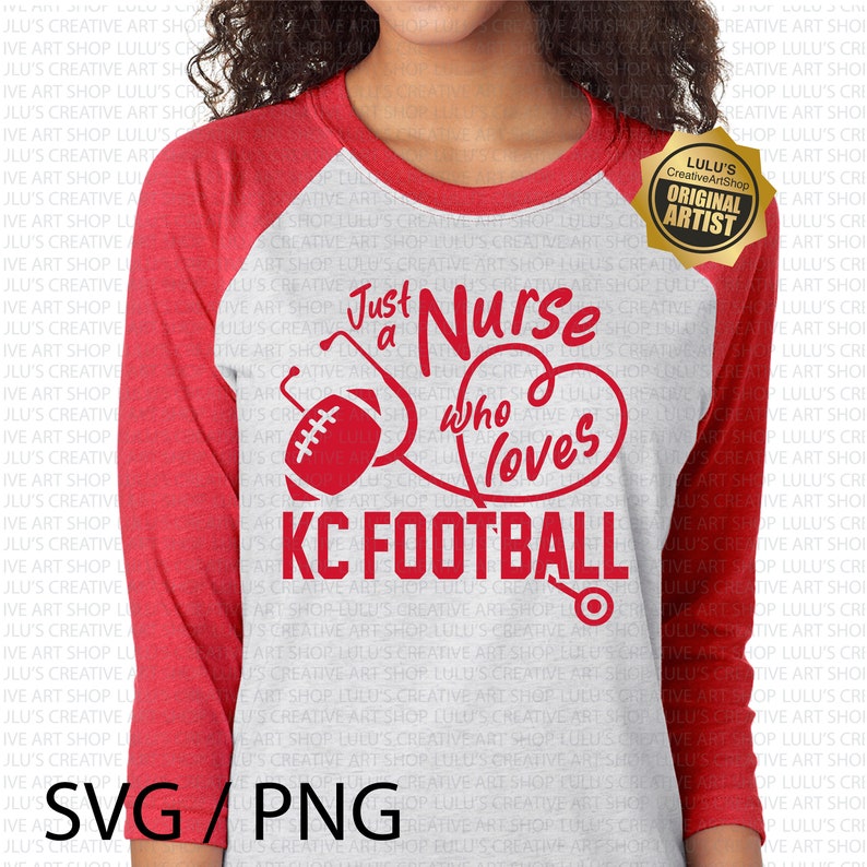 K&ouml;nnte beinhalten: Rot-wei&szlig;es Raglan-Shirt mit dem roten Text "Just a Nurse who loves KC FOOTBALL". Das Design umfasst einen Football, ein Stethoskop und ein Herz.