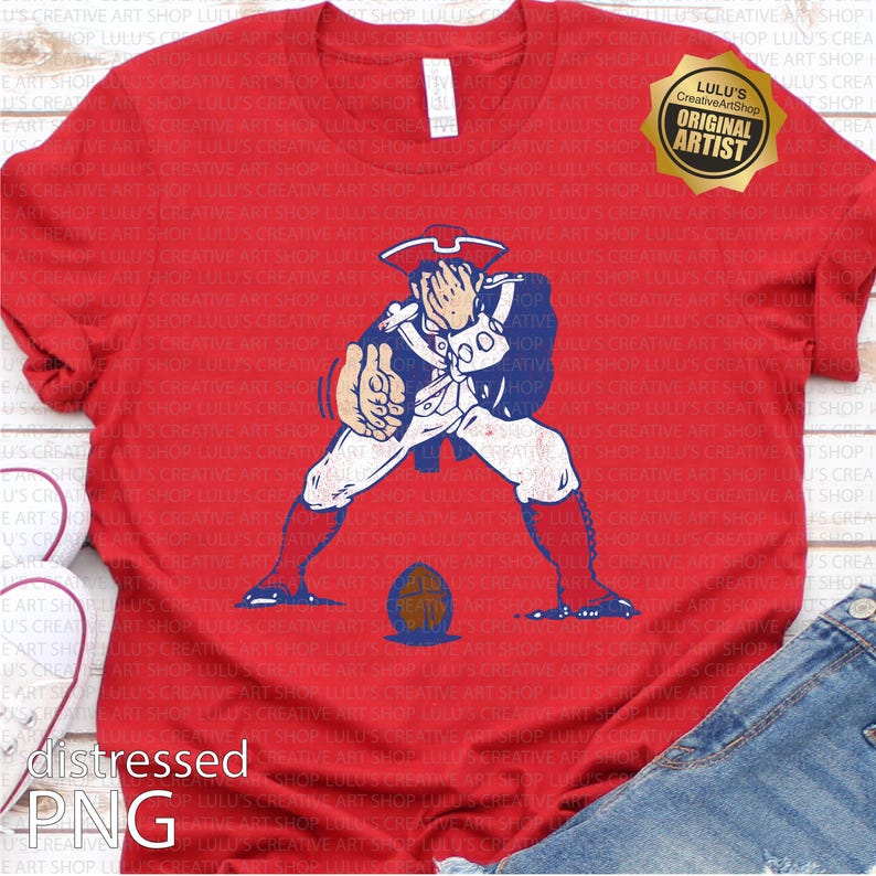 Op de afbeelding: Rood T-shirt met een verweerde afbeelding van een soldaat uit de Onafhankelijkheidsoorlog in een patriottische pose. Het ontwerp omvat een blauw-wit uniform, een steek en een voetbal. Het shirt heeft een verweerde PNG-afbeelding.