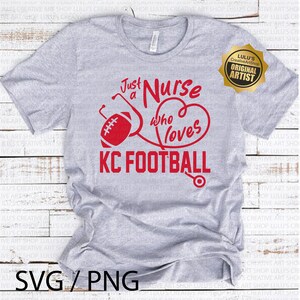 K&ouml;nnte beinhalten: Ein hellgraues T-Shirt mit einem roten Aufdruck mit der Aufschrift "Just a Nurse who loves KC FOOTBALL". Das Design umfasst einen Football, ein Stethoskop und ein Herz. Das Shirt hat auch den Text "SVG / PNG" unten.