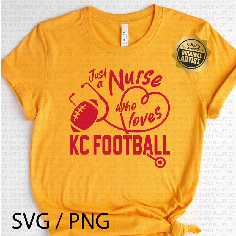 K&ouml;nnte beinhalten: Senfgelbes T-Shirt mit roter Grafik. Die Grafik lautet "Just a Nurse who loves KC FOOTBALL" mit einem Football- und Stethoskop-Design. Enth&auml;lt den Text "SVG / PNG".