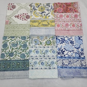 Peut inclure: Six serviettes en coton avec des motifs floraux. Les serviettes sont de différentes couleurs, notamment le vert, le bleu, le jaune, le rose et le blanc. Chaque serviette a un motif floral différent.