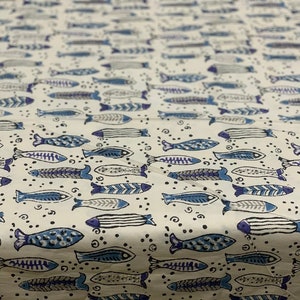 Peut inclure: Tissu blanc avec un motif répétitif de poissons bleus et gris. Les poissons ont des motifs variés et sont disposés en rangées. De petits points noirs et des lignes courbes parsèment le motif.