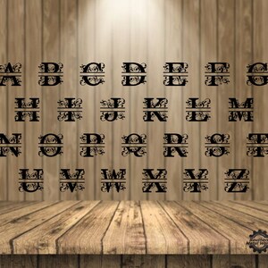 Può includere: Un set di 26 lettere di monogramma in metallo nero con decorazioni floreali. Ogni lettera è divisa a metà da una linea orizzontale. Le lettere sono disposte in ordine alfabetico.