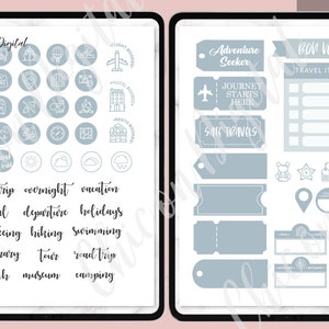 Pode incluir: Uma p&aacute;gina de planejador digital com &iacute;cones e texto azuis e brancos. Os &iacute;cones incluem um avi&atilde;o, uma mala, uma c&acirc;mera, um mapa, uma b&uacute;ssola, um sol, uma nuvem e uma nuvem de chuva. O texto inclui "Chic on Digital", "Adventure Seeker", "Bon Voyage", "Travel Itinerary", "Journey Starts Here", "Safe Travels", "Day Trip", "Overnight", "Vacation", "Arrival", "Departure", "Holidays", "Sightseeing", "Hiking", "Swimming", "Itinerary", "Tour", "Road Trip", "Beach", "Museum", and "Camping".