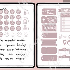 Pode incluir: Uma p&aacute;gina de planejador digital com adesivos tem&aacute;ticos de viagens em rosa e branco. Os adesivos incluem &iacute;cones para viagens, f&eacute;rias e aventura. A p&aacute;gina tamb&eacute;m inclui uma se&ccedil;&atilde;o de itiner&aacute;rio de viagem com linhas em branco para escrever.