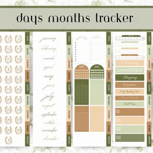 Op de afbeelding: Een planner sticker vel in groen en beige tinten. Het vel bevat labels voor dagen, maanden en trackers. Decoratieve elementen zijn hoefijzers, stippen en tekstlabels zoals "Shopping" en "Chill Time".
