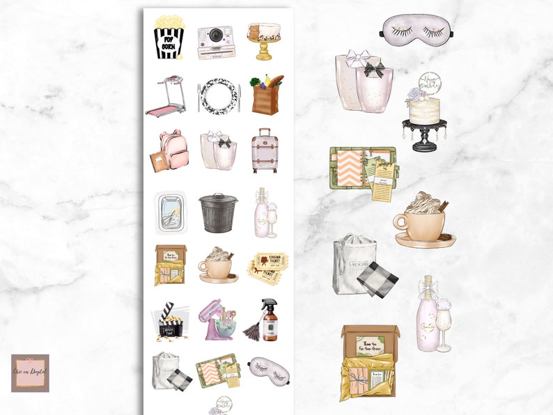 Peut inclure: Ensemble d'autocollants illustr&eacute;s repr&eacute;sentant divers objets. Comprend une bo&icirc;te de pop-corn, un appareil photo, un g&acirc;teau, un masque de sommeil, des sacs &agrave; provisions, une valise, une tasse de caf&eacute; et une bo&icirc;te cadeau. Les autocollants sont de couleurs pastel douces.
