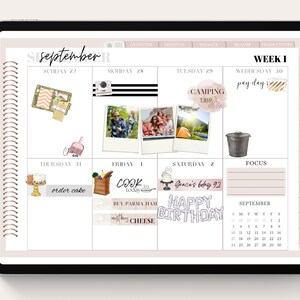 Peut inclure: Planificateur num&eacute;rique sur &eacute;cran de tablette, pr&eacute;sentant un calendrier de septembre. Comprend des illustrations d'un appareil photo, d'un voyage de camping, d'un g&acirc;teau et d'un sac d'&eacute;picerie. Le texte comprend "Septembre", "Semaine 1" et "Joyeux Anniversaire."