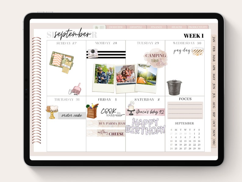 Peut inclure: Planificateur num&eacute;rique sur &eacute;cran de tablette, pr&eacute;sentant un calendrier de septembre. Comprend des illustrations d'un appareil photo, d'un voyage de camping, d'un g&acirc;teau et d'un sac d'&eacute;picerie. Le texte comprend "Septembre", "Semaine 1" et "Joyeux Anniversaire."