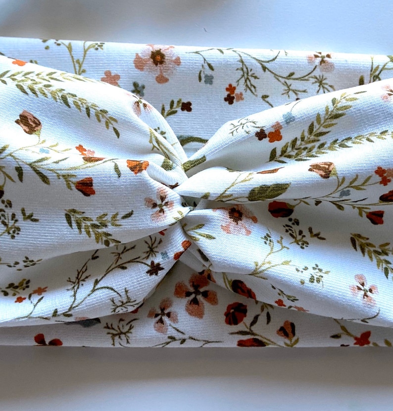 Hairband in white floral pattern image 4