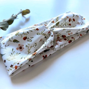 Hairband in white floral pattern image 3