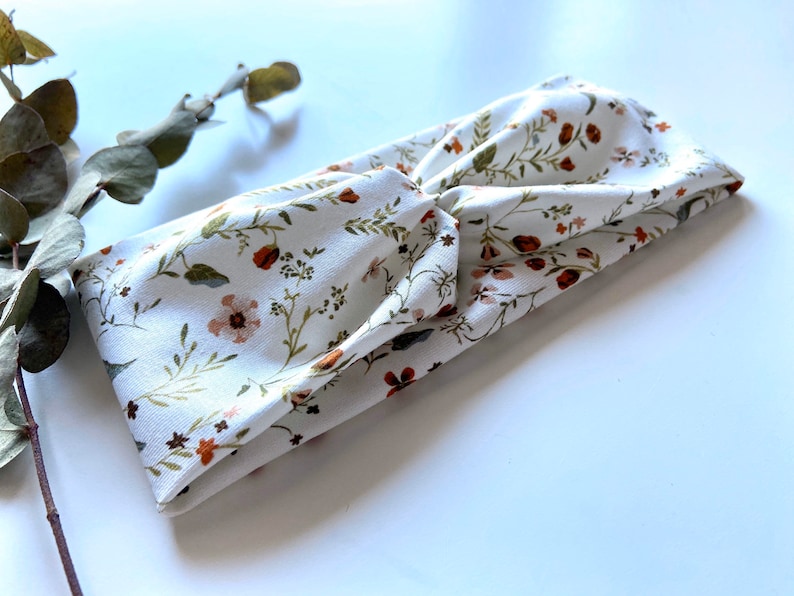 Hairband in white floral pattern image 3