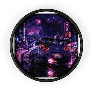 Peut inclure: Horloge murale à cadre noir représentant une ville violette avec une voiture et Godzilla. Le cadran de l'horloge montre une voiture avec des feux arrière rouges, une montagne et des enseignes au néon. Les aiguilles de l'horloge sont noires.