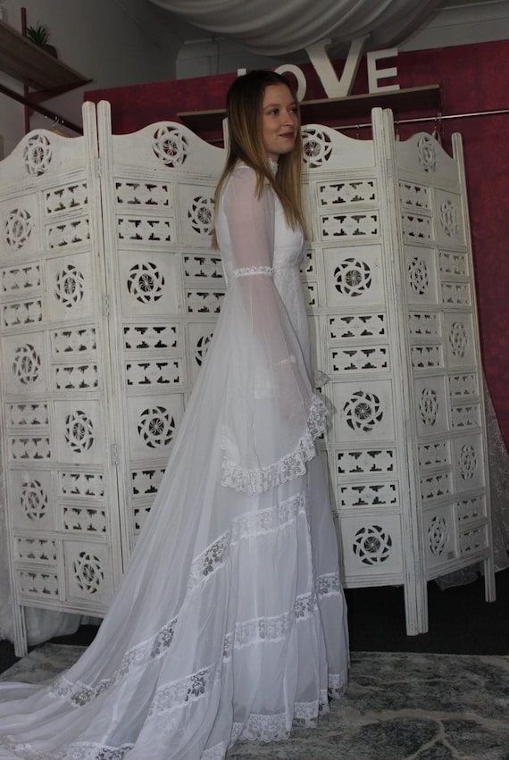 Elegant 1970’s wedding dress