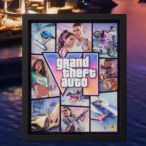 Può includere: Una stampa artistica con cornice nera che presenta un collage di immagini del gioco Grand Theft Auto VI. Il logo centrale è circondato da riquadri che mostrano personaggi, un'auto sportiva, una moto, un motoscafo, un fenicottero e un alligatore.