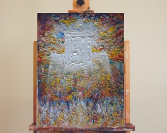 Puede incluir: Una pintura abstracta sobre un caballete de madera. La obra presenta una estructura arquitectónica blanca en el centro, rodeada de un fondo texturizado y colorido de amarillos, rojos y azules. La pintura se exhibe en un caballete de madera.