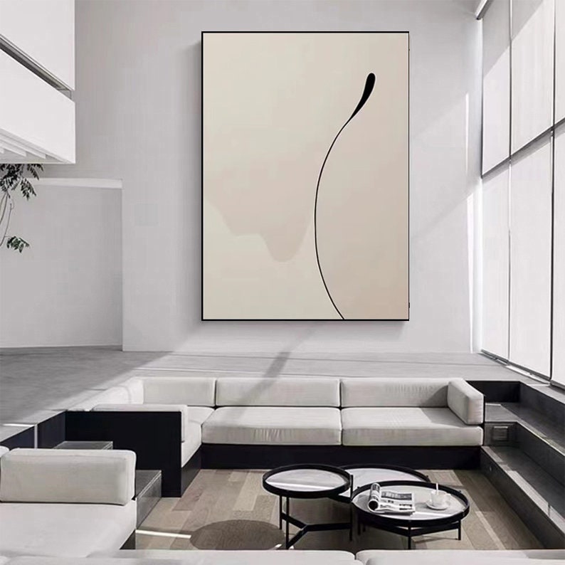 Puede incluir: Una pintura abstracta minimalista con una sola l&iacute;nea negra que se curva sobre un fondo beige.